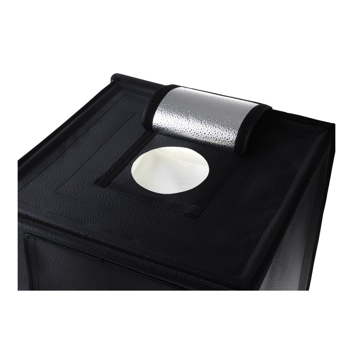 Caruba tragbares Fotostudio LED 70x70x70cm Dimmbar - Detailansicht obere Kameraöffnung einer schwarzen Fotobox mit Reflexionsklappe.