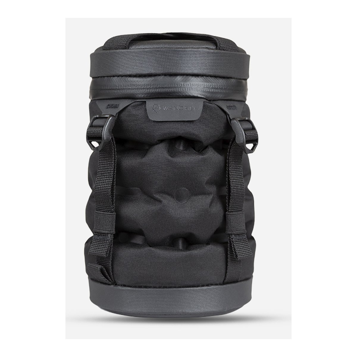 WANDRD aufblasbare Objektivaufbewahrung - Frontansicht einer schwarzen, gepolsterten Zylindertasche mit Griff und seitlichen Riemen.