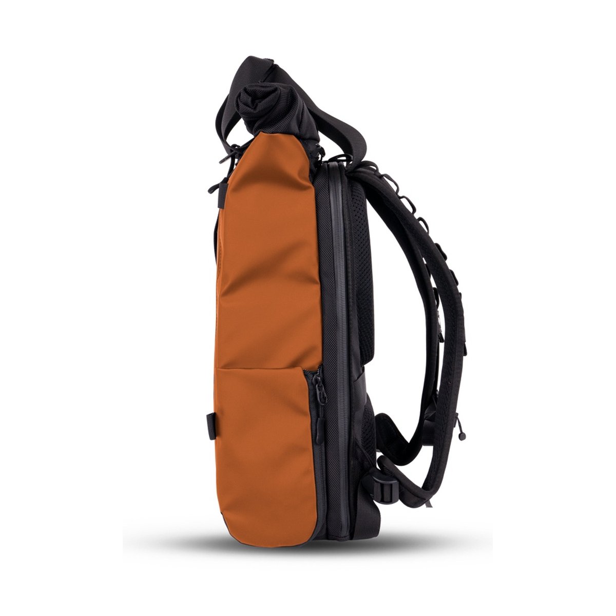 WANDRD PRVKE Lite 11-Liter Sedona Orange - Seitenansicht des schlanken, orange-schwarzen Rucksacks