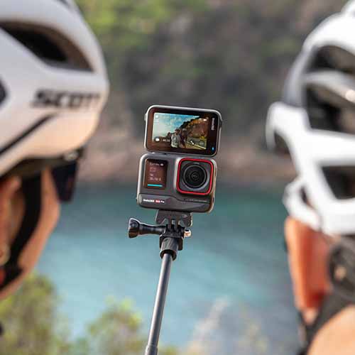 Insta360 Ace Pro Actionkamera beim Vloggen im Outdoor-Einsatz