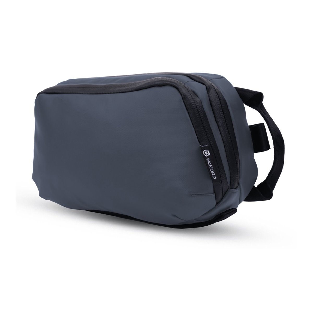 WANDRD Tech Bag Large Aegean Blue - Seitenansicht der dunkelgrauen Tasche mit Reißverschlüssen und WANDRD-Logo. WANDRD Tech Bag Large Aegean Blue - Seitenansicht der dunkelgrauen Tasche mit Reißverschlüssen und WANDRD-Logo.
