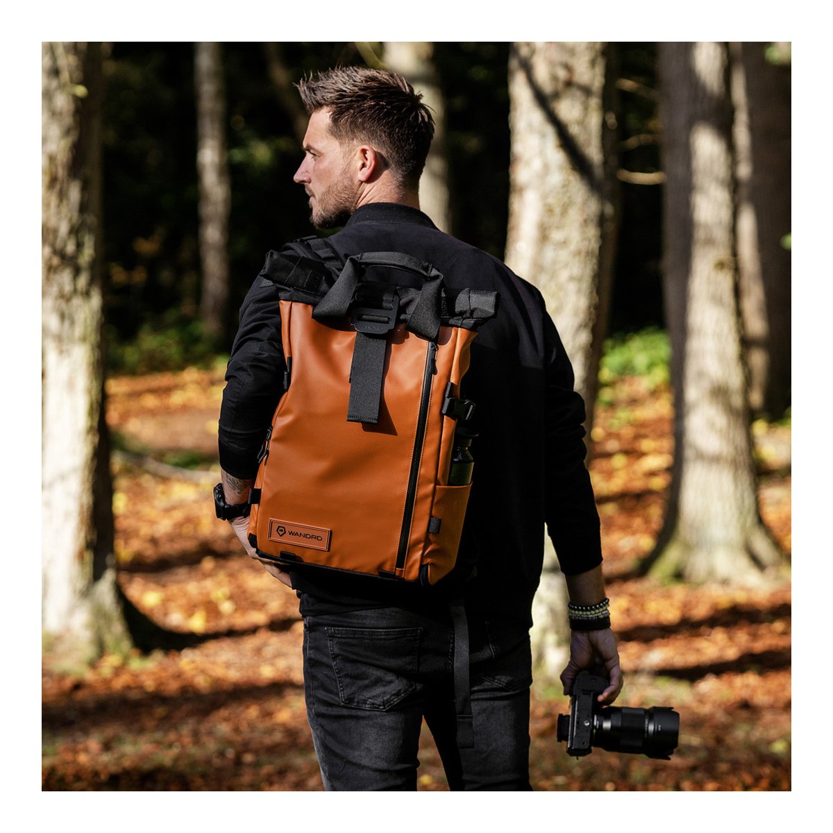 WANDRD PRVKE 21-Liter Sedona Orange Photo Bundle V3 - Anwendungsbeispiel: Brauner Rucksack an Mann im Wald