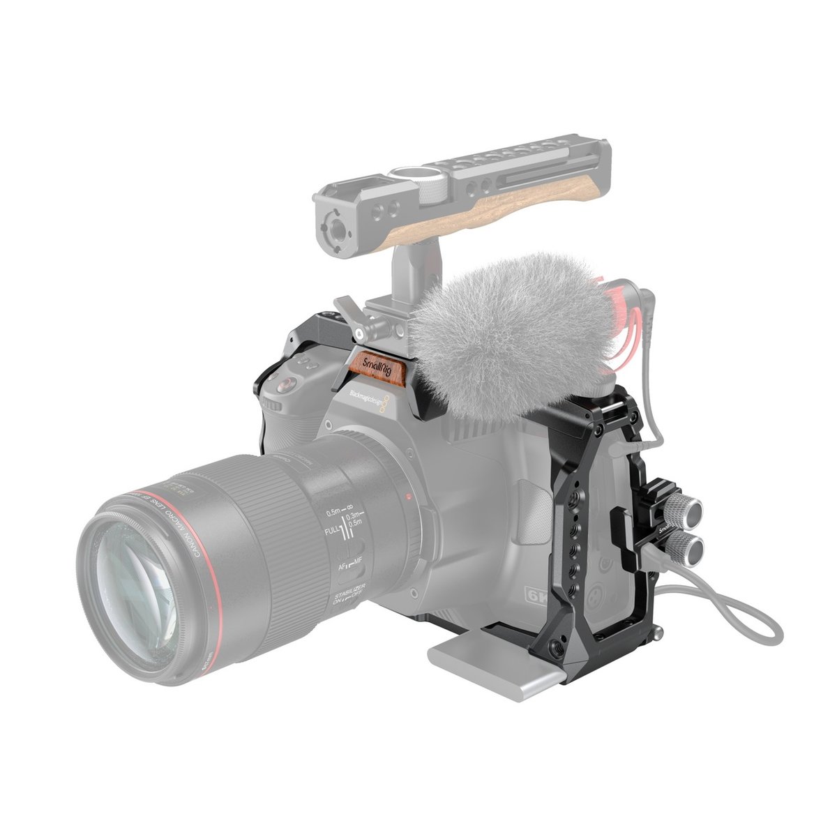 SmallRig 3298 Standard Accessory Kit für BMPCC 6K PRO - Anwendungsbeispiel: SmallRig Kamerakäfig, Top-Griff & Mikrofon an Blackmagic 6K Kamera montiert.