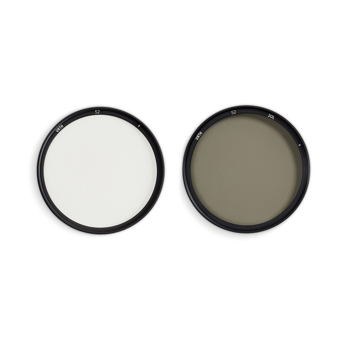 Urth 52mm Magnetic CPL (Plus+) - Lieferumfang: Zwei Urth-Kamerafilter (klar und ND) auf weißem Hintergrund.