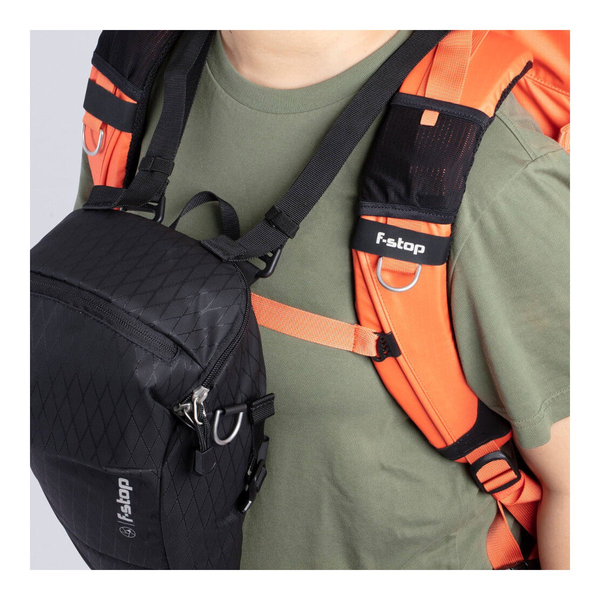 F-Stop Navin Anthrazit (geschweisst) - Anwendungsbeispiel: Schwarze Zubehörtasche an f-stop Rucksackgurt befestigt F-Stop Navin Anthrazit (geschweisst) - Anwendungsbeispiel: Schwarze Zubehörtasche an f-stop Rucksackgurt befestigt