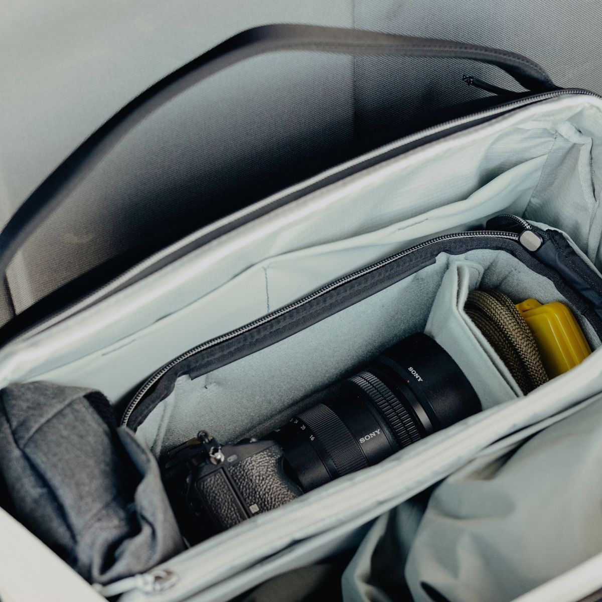 Peak Design Travel Weekender 25L Schwarz Anwendungsbeispiel Innen