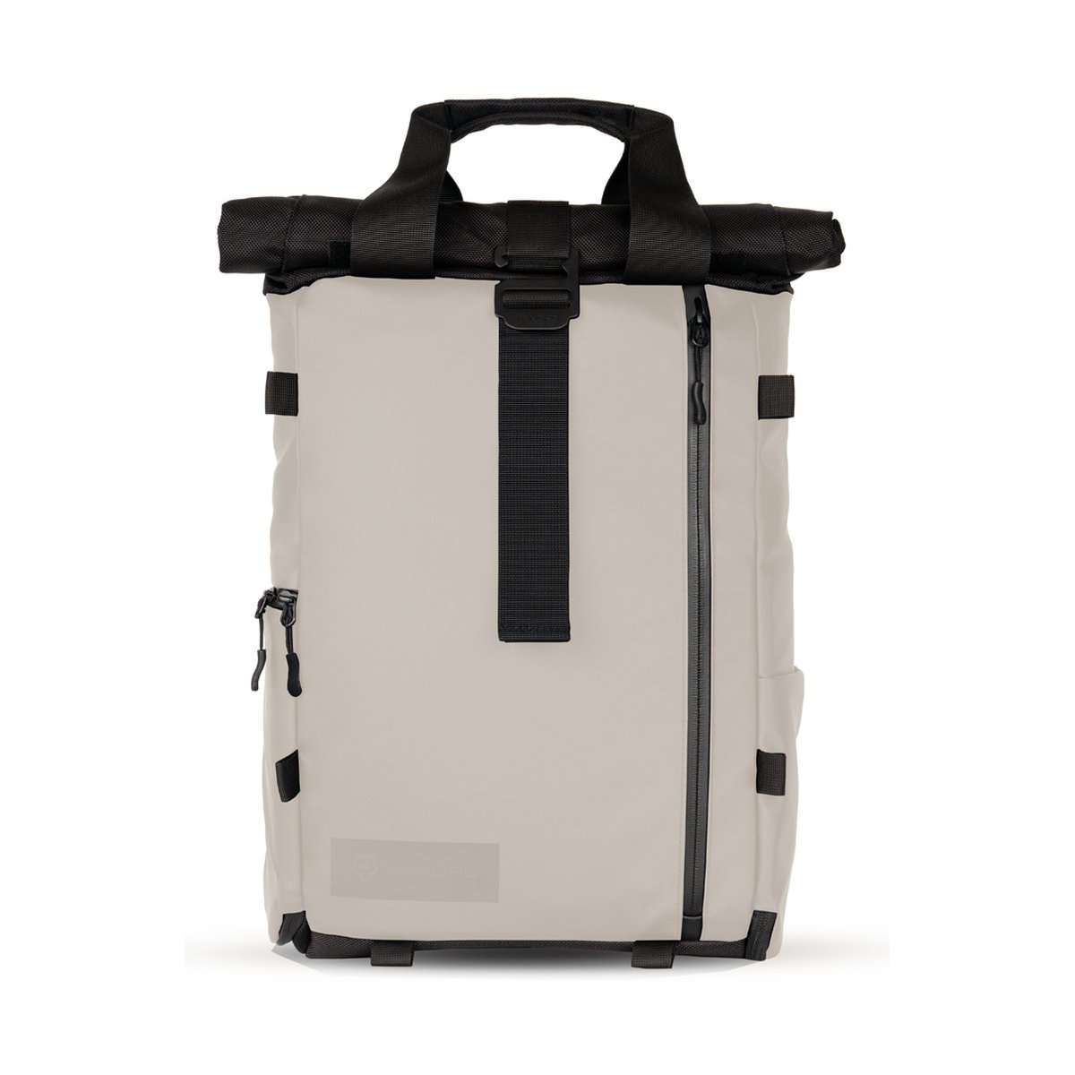 WANDRD PRVKE Lite 11-Liter Tan - Frontansicht des hellbeigen Rolltop-Rucksacks mit schwarzen Tragegriffen, Verschluss und seitlichem Reißverschluss.