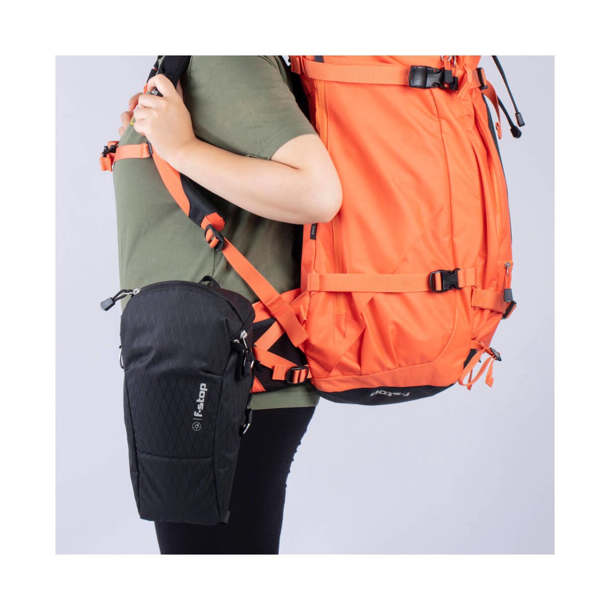 F-Stop Navin Anthrazit (geschweisst) - Anwendungsbeispiel: Schwarze F-stop Tasche am Schultergurt eines Rucksacks getragen F-Stop Navin Anthrazit (geschweisst) - Anwendungsbeispiel: Schwarze F-stop Tasche am Schultergurt eines Rucksacks getragen