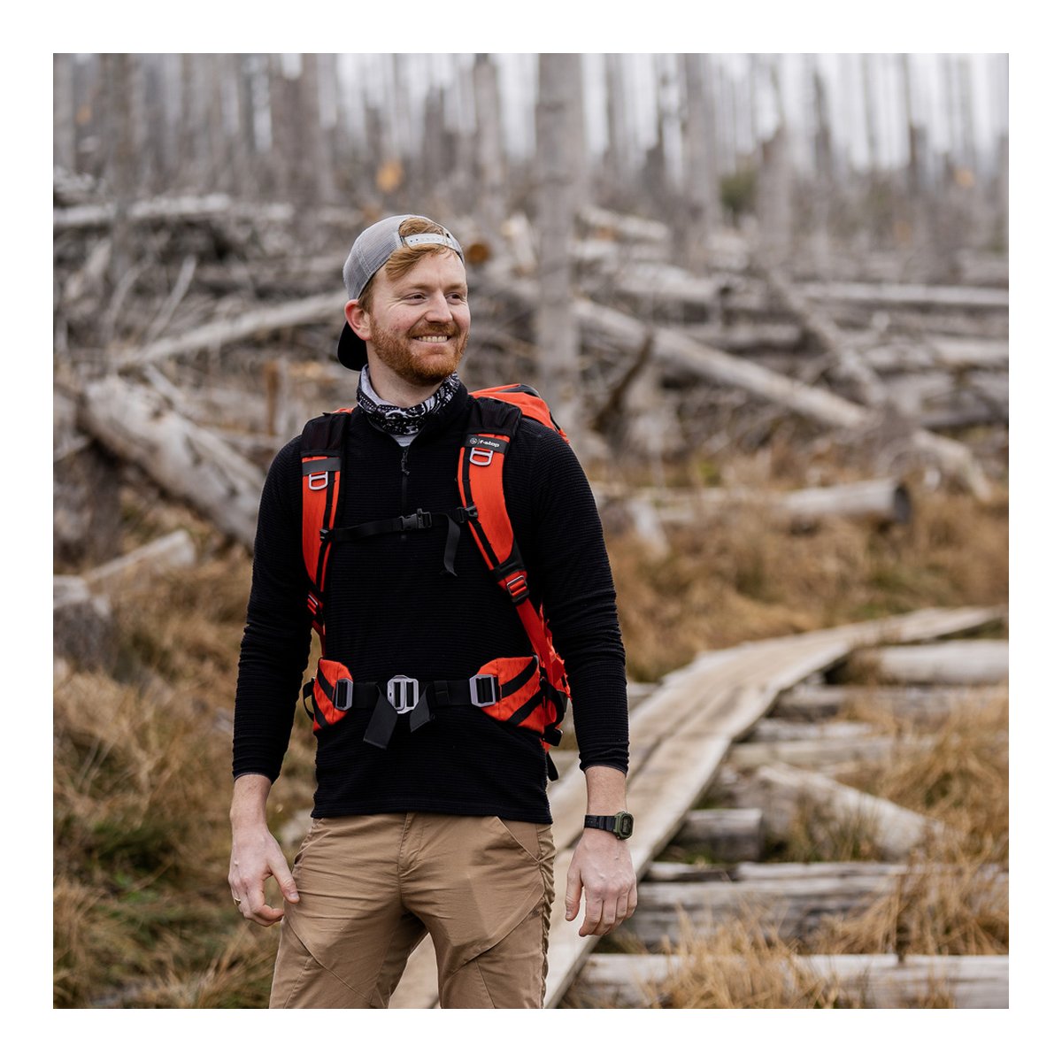 F-Stop DuraDiamond Tilopa - Magma - Anwendungsbeispiel: Mann trägt rotes Brustgurtsystem und Rucksack beim Wandern im Wald. F-Stop DuraDiamond Tilopa - Magma - Anwendungsbeispiel: Mann trägt rotes Brustgurtsystem und Rucksack beim Wandern im Wald.