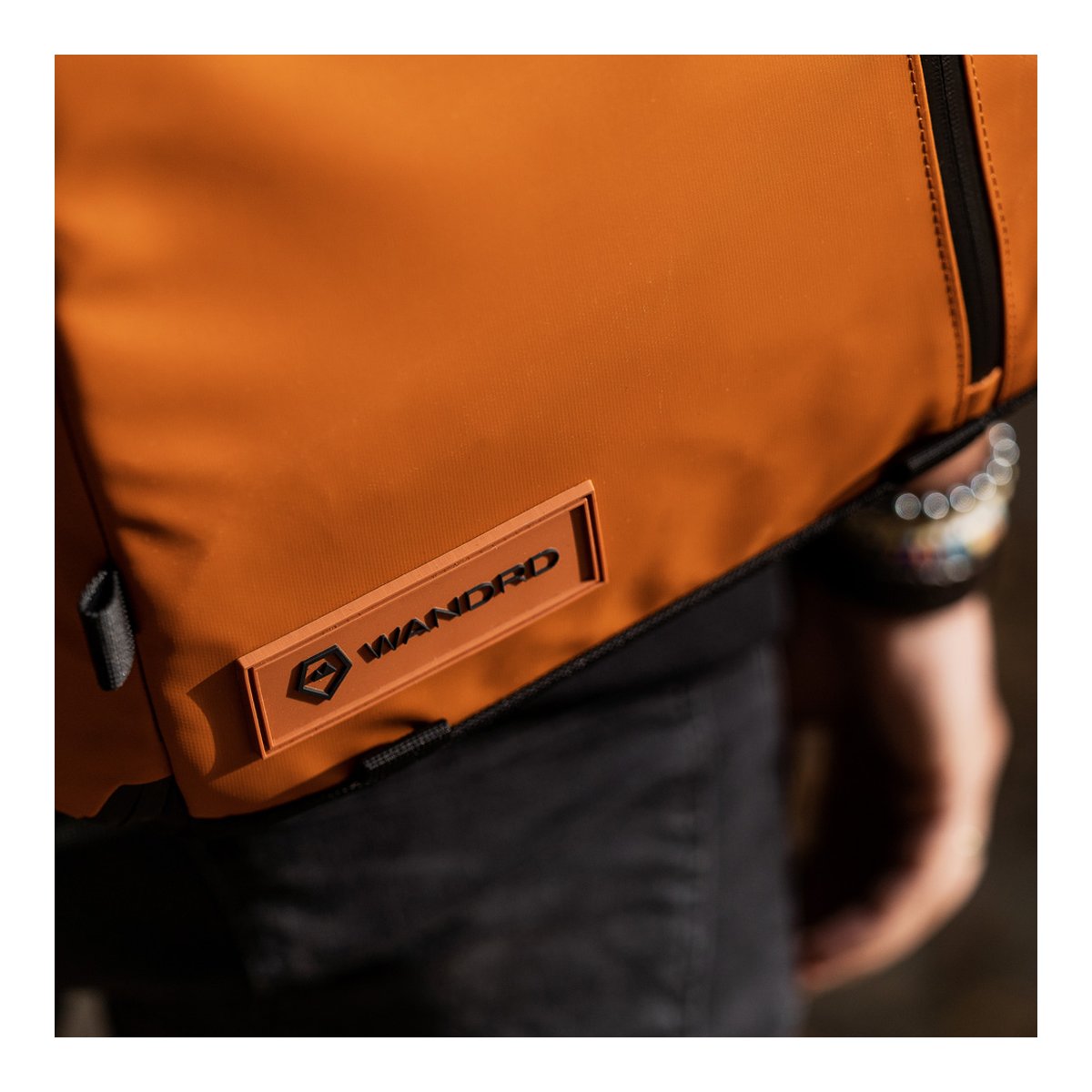 WANDRD PRVKE 21-Liter Sedona Orange Photo Bundle V3 - Detailansicht: WANDRD Logo auf orangener Tasche