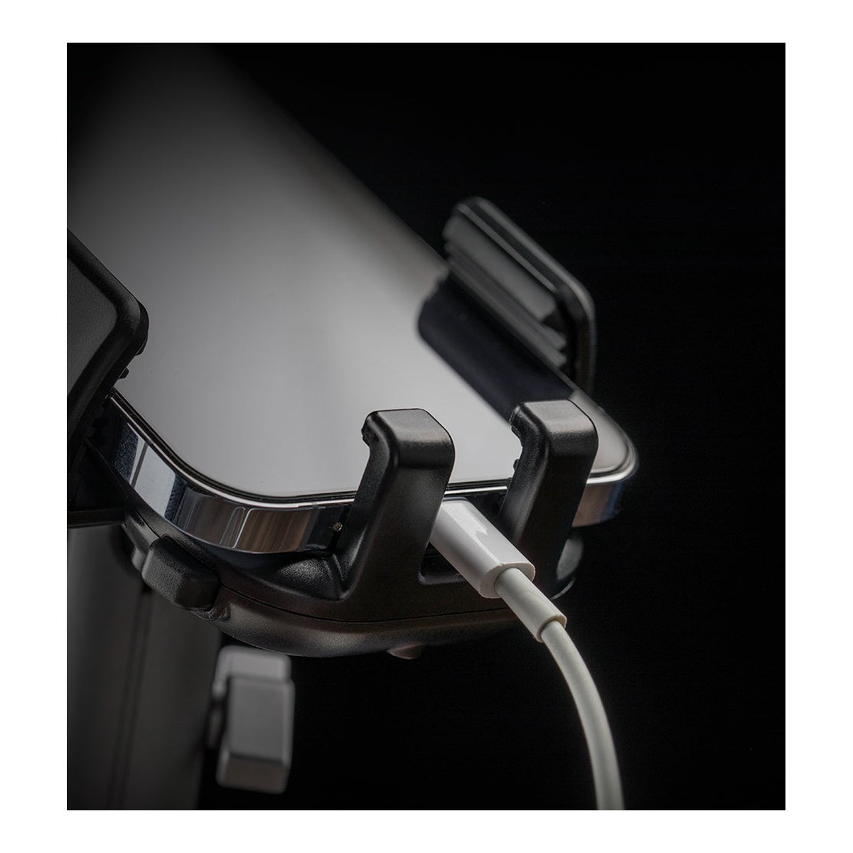 PGYTECH Smartphone Adhesive Mount - Detailansicht: Smartphone in Halterung mit Ladekabel.