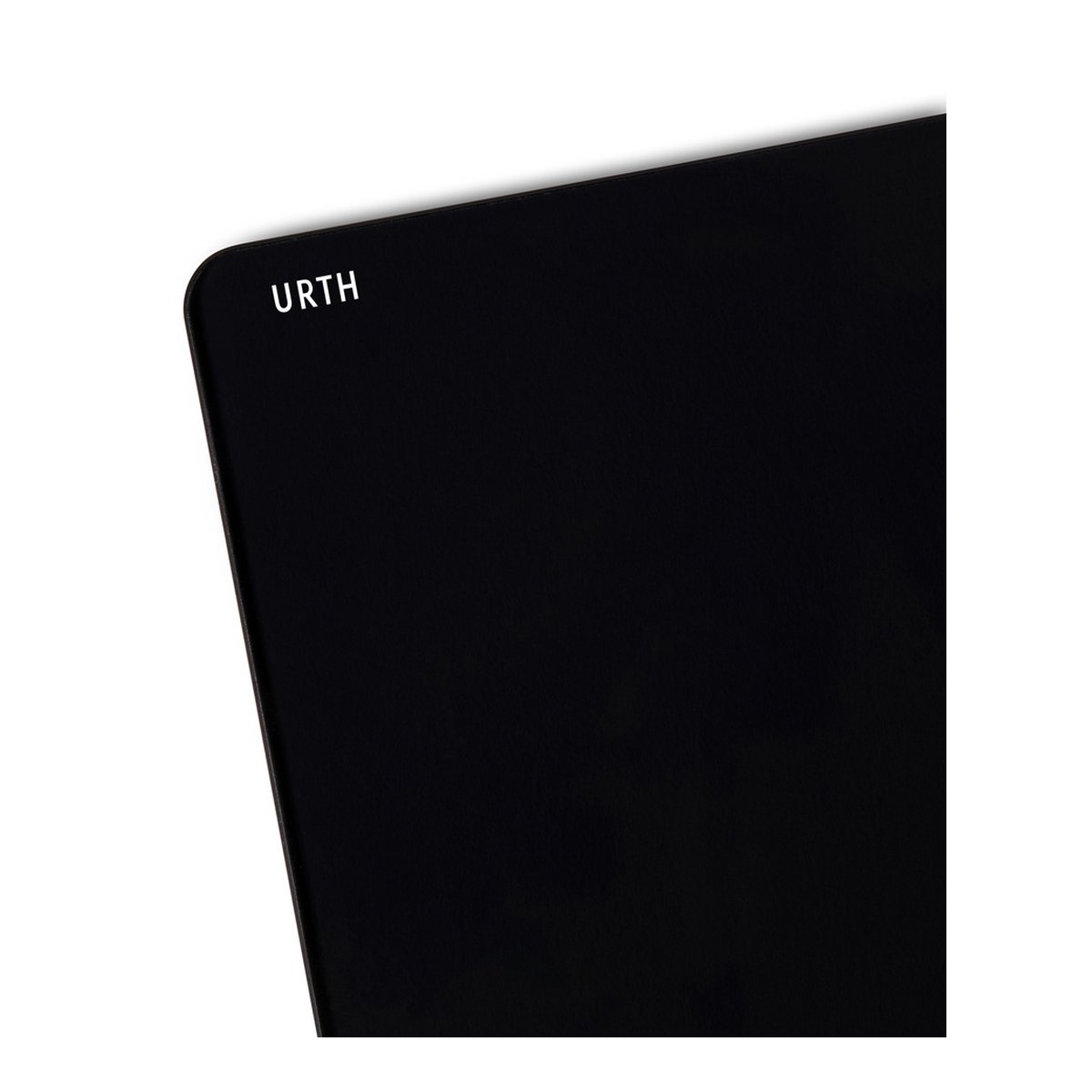 Urth 75 x 85mm ND8 (3 Stop) Filter (Plus+) - Detailansicht des weißen URTH-Logos auf der schwarzen, strukturierten Oberfläche.