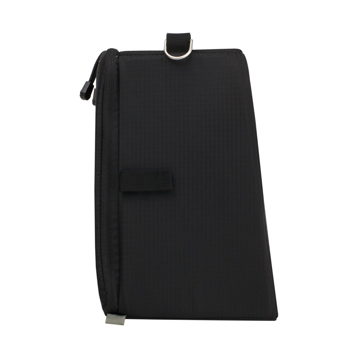 F-Stop ICU Medium - Slope - Seitenansicht schwarze Tasche mit Reißverschluss, D-Ring und Frontschlaufe