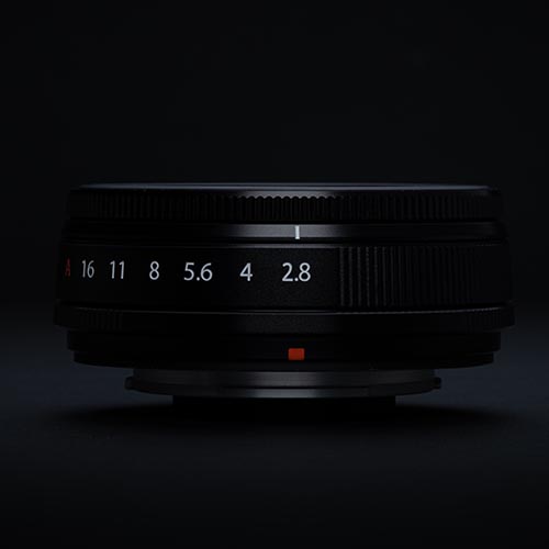 Seitenansicht des schwarzen FUJINON XF23mmF2.8 R WR mit gut sichtbarem Blendenring