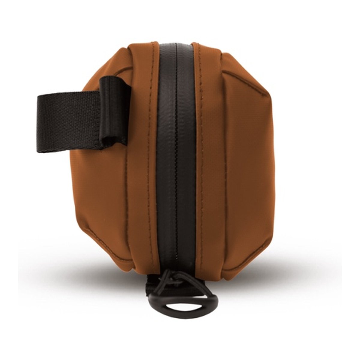 WANDRD Tech Bag Small Sedona Orange - Endansicht: braune Tasche mit schwarzem Reißverschluss und Befestigungsschlaufen. WANDRD Tech Bag Small Sedona Orange - Endansicht: braune Tasche mit schwarzem Reißverschluss und Befestigungsschlaufen.