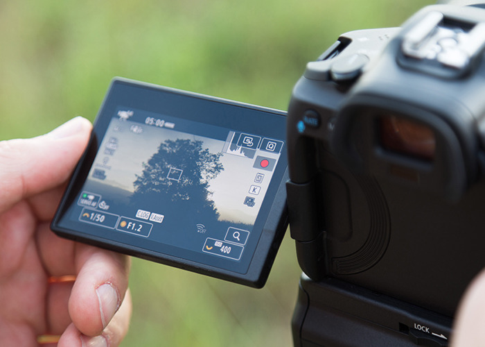 Canon EOS R5 Mark II im Einsatz bei Videograf mit Gimbal – Canon Vollformat Systemkamera für Content Creator und Filmer kaufen