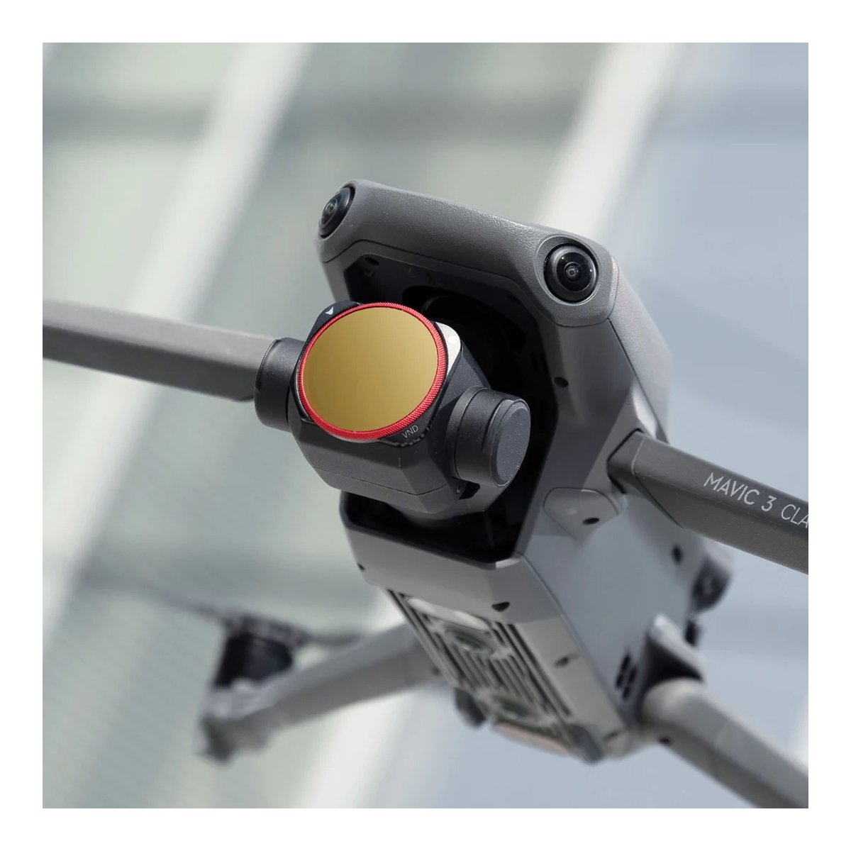 PGYTECH Mavic 3 Classic VND Filter (2-5 Stop) - Anwendungsbeispiel: Goldener VND-Filter mit rotem Rand auf der Kamera einer DJI Mavic 3 Classic Drohne.