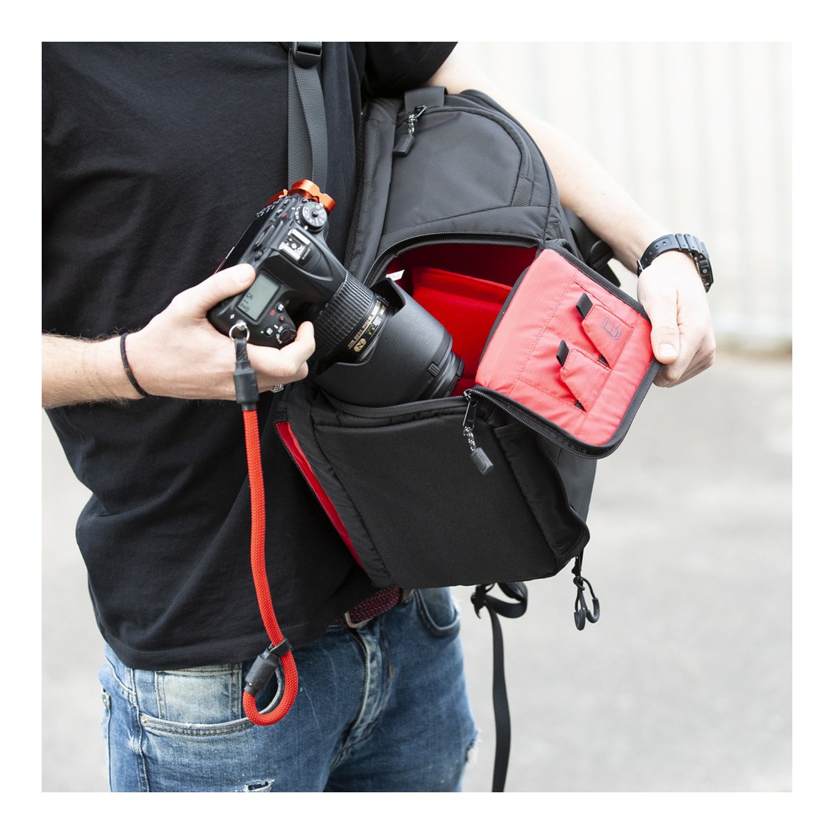 Caruba Skydex 10 - Anwendungsbeispiel: Kamera-Rucksack mit seitlichem Schnellzugriff auf Kamera