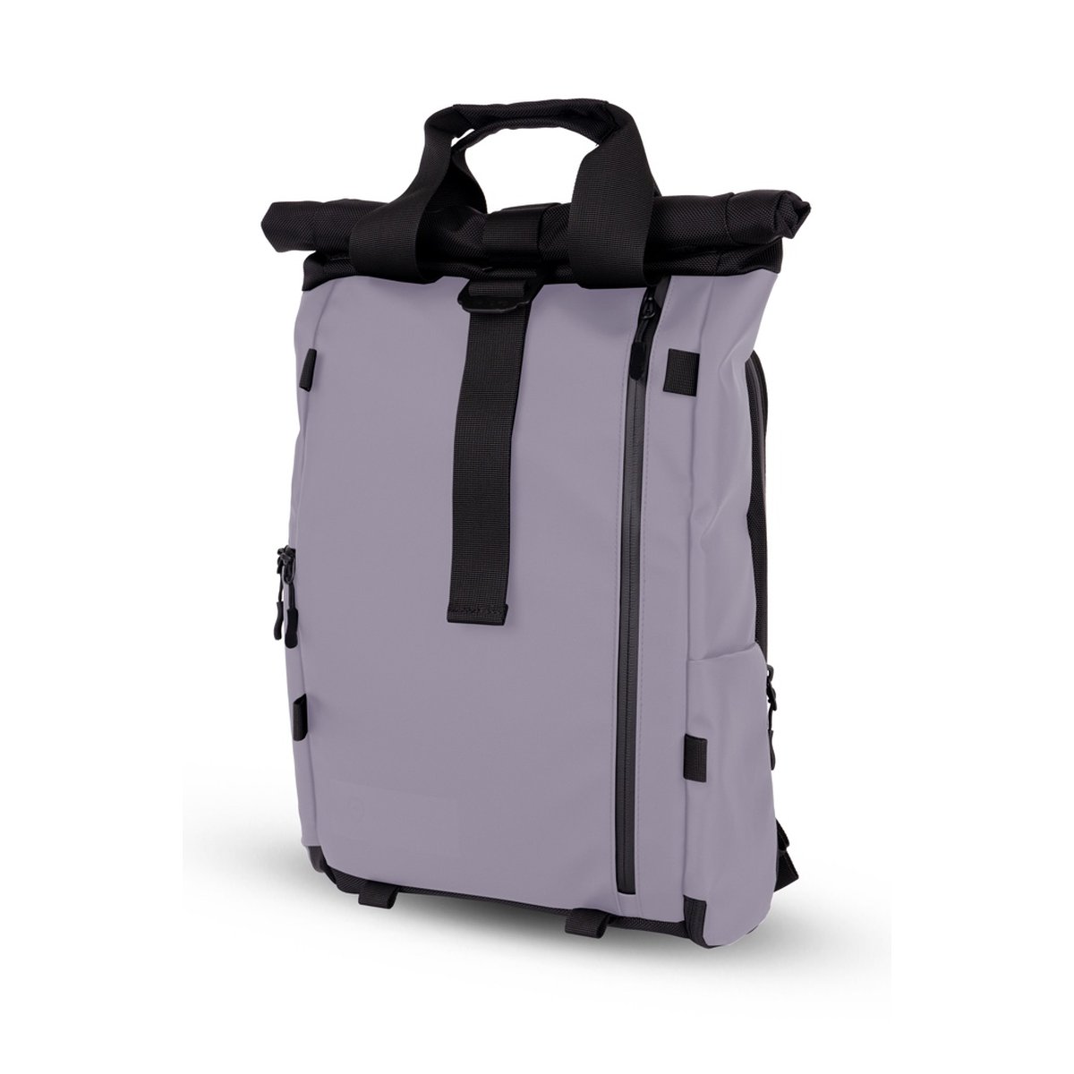 WANDRD PRVKE Lite 11-Liter Uyuni Purple - Fliederfarbener Roll-Top Rucksack, schräge Ansicht von vorne.