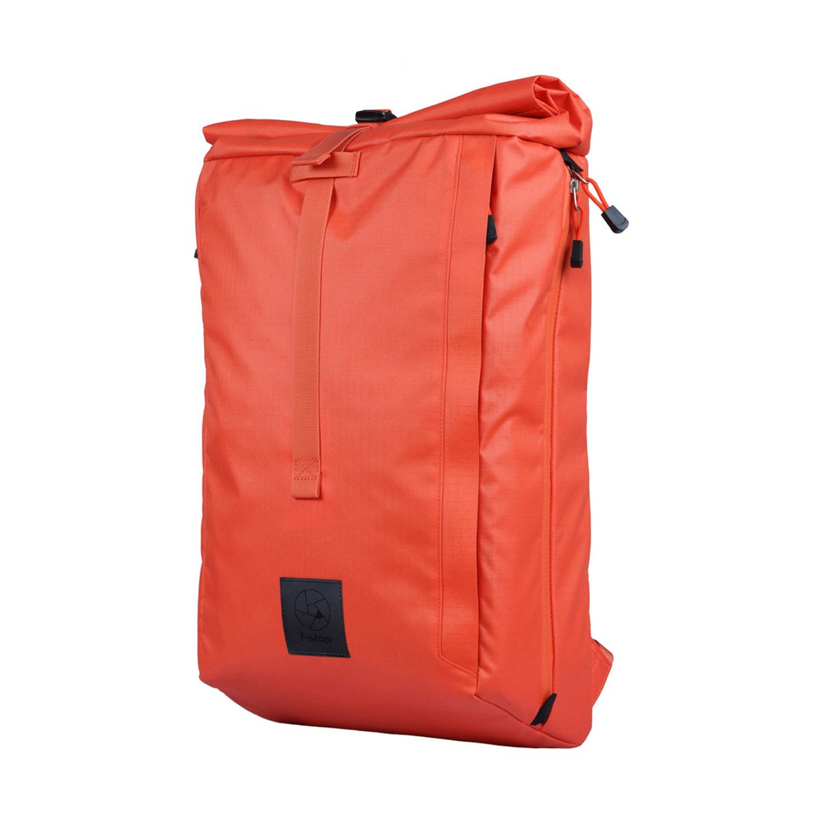 F-Stop Dalston Nasturtium (Orange) - Orangefarbener Roll-Top-Rucksack, schräge Frontansicht