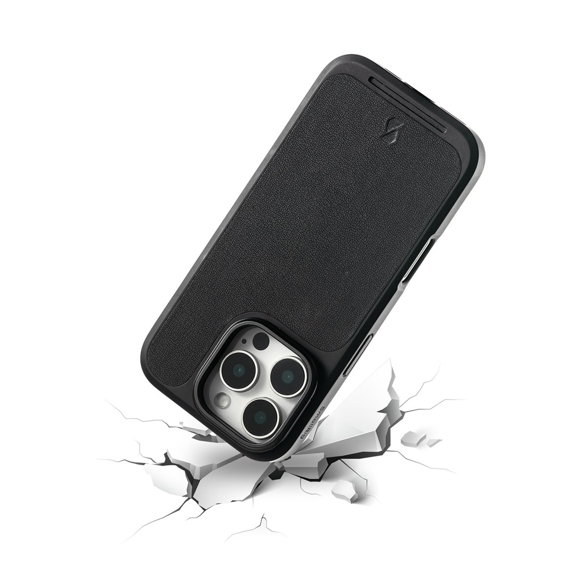 SmallRig 4987 FilMov Lightweight Photography Case Kit f.iPhone 16 Pro Max - Anwendungsbeispiel: Schwarze Smartphone-Hülle im Aufprall auf rissigem Boden