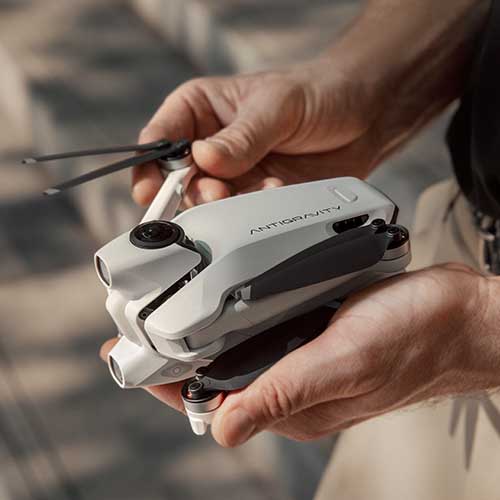 Insta360 Antigravity A1 360-Grad Drohne zusammengefaltet in der Hand