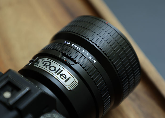 Nahaufnahme des Rollei 85mm f1.8 AF Objektivs mit hochwertigem Aluminiumgehäuse