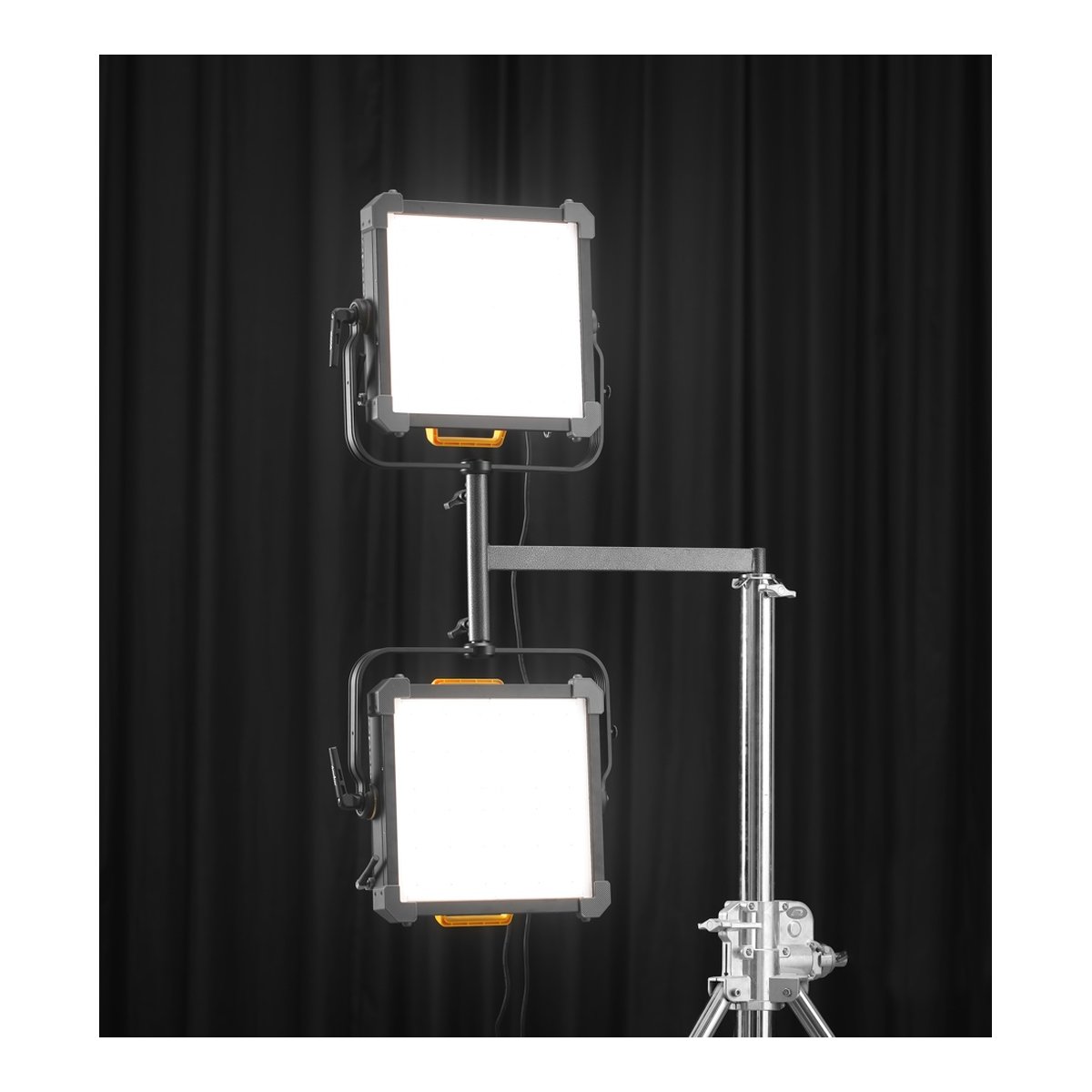 Godox HJ02 Bracket for Two light P600Bi Hard - Anwendungsbeispiel: Zwei leuchtende, quadratische LED-Studioleuchten auf Stativ vor schwarzem Hintergrund.