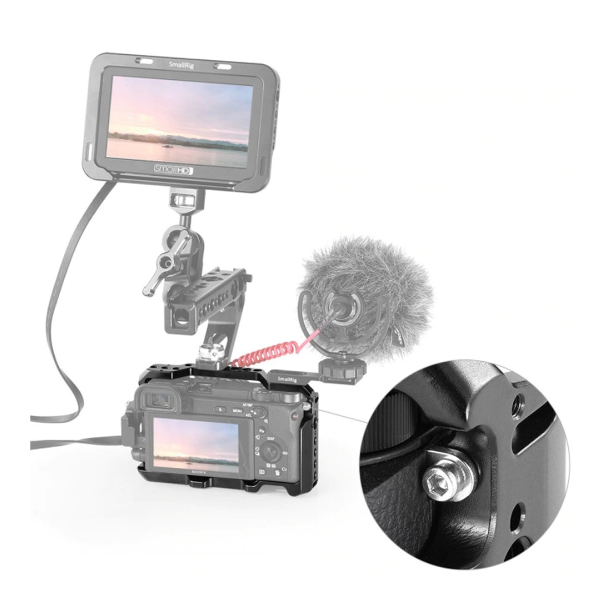 SmallRig 2310C Cage für Sony A6100/6300/6400/6500 - Detailansicht der Schraubverbindung am Kamerakäfig, Anwendungsbeispiel mit Monitor und Mikrofon.