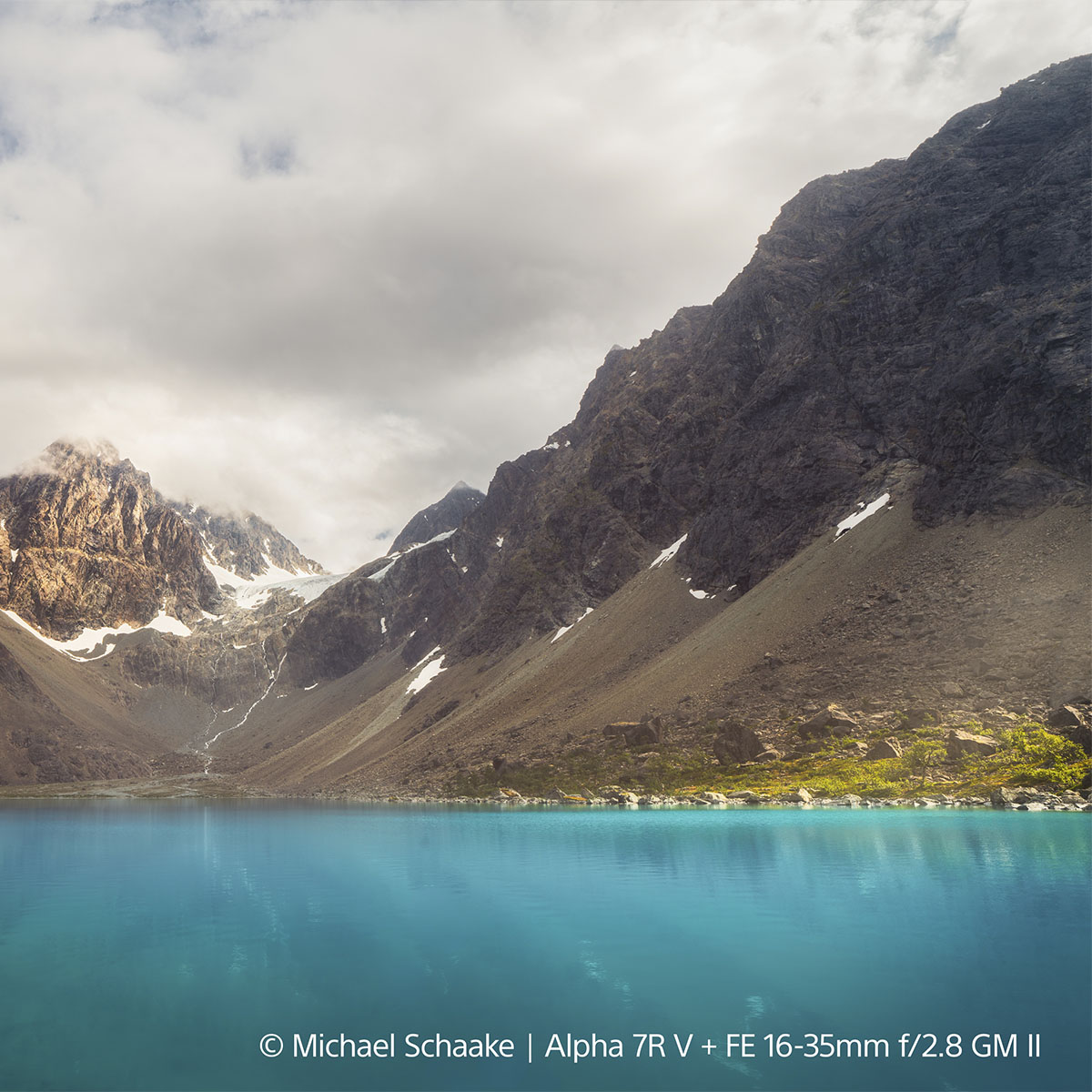 Aufnahme eines Sees am Fuße eines Berges mit dem Sony 16-35 mm 1:2,8 GM II fotografiert