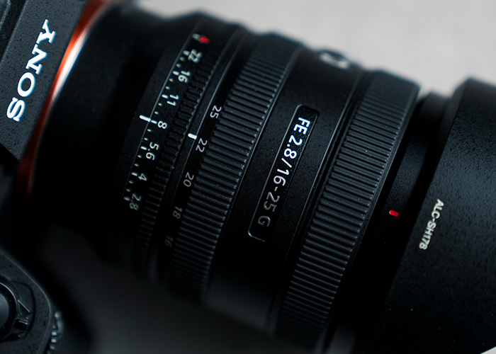 Sony FE 16–25 mm 1:2,8 G – kompaktes Weitwinkelobjektiv an Sony Kamera