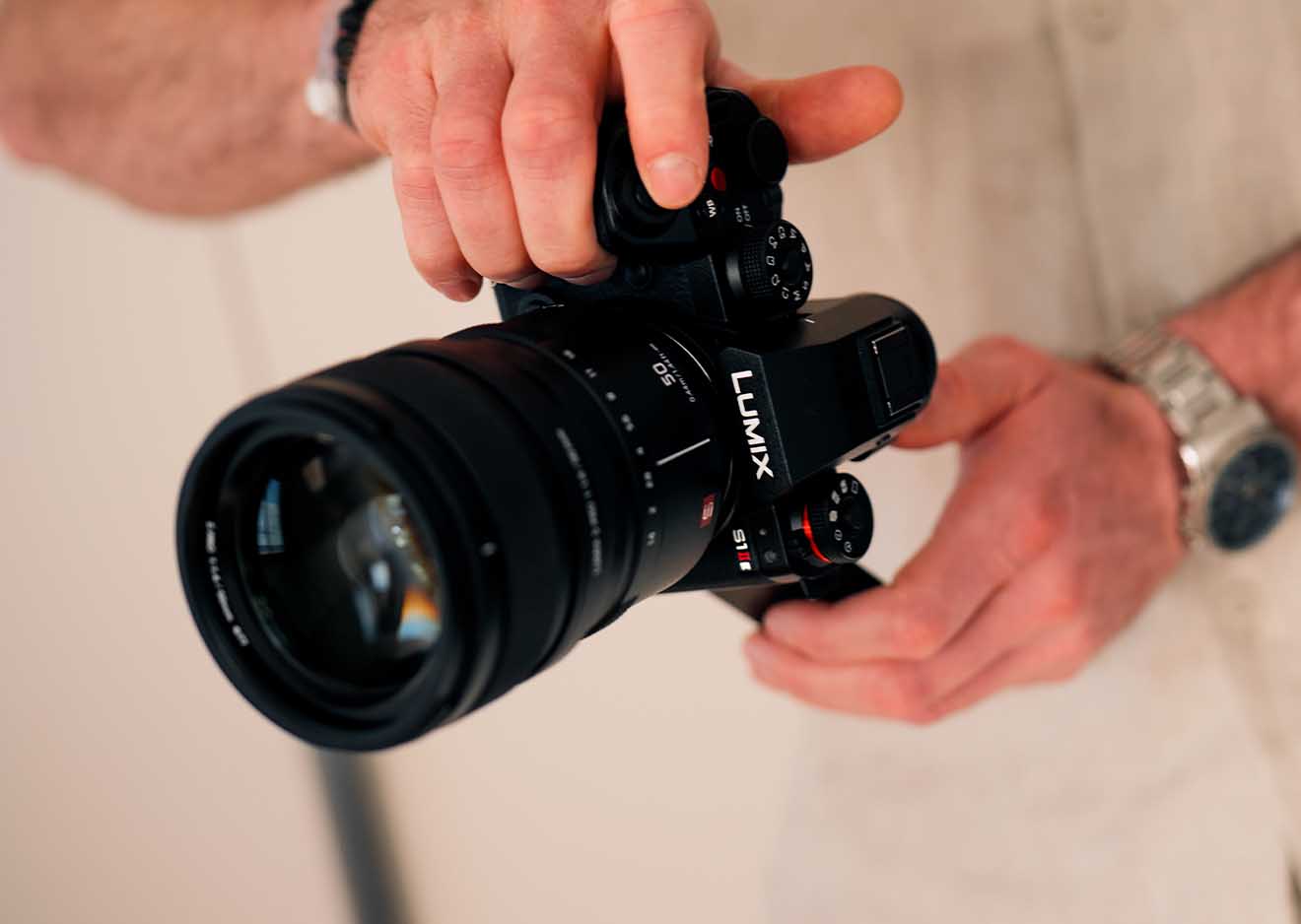 Panasonic Lumix S1IIE – Allroundkamera für professionelle Anwendungen nwender bedient Panasonic S1IIE mit angesetztem Telezoomobjektiv