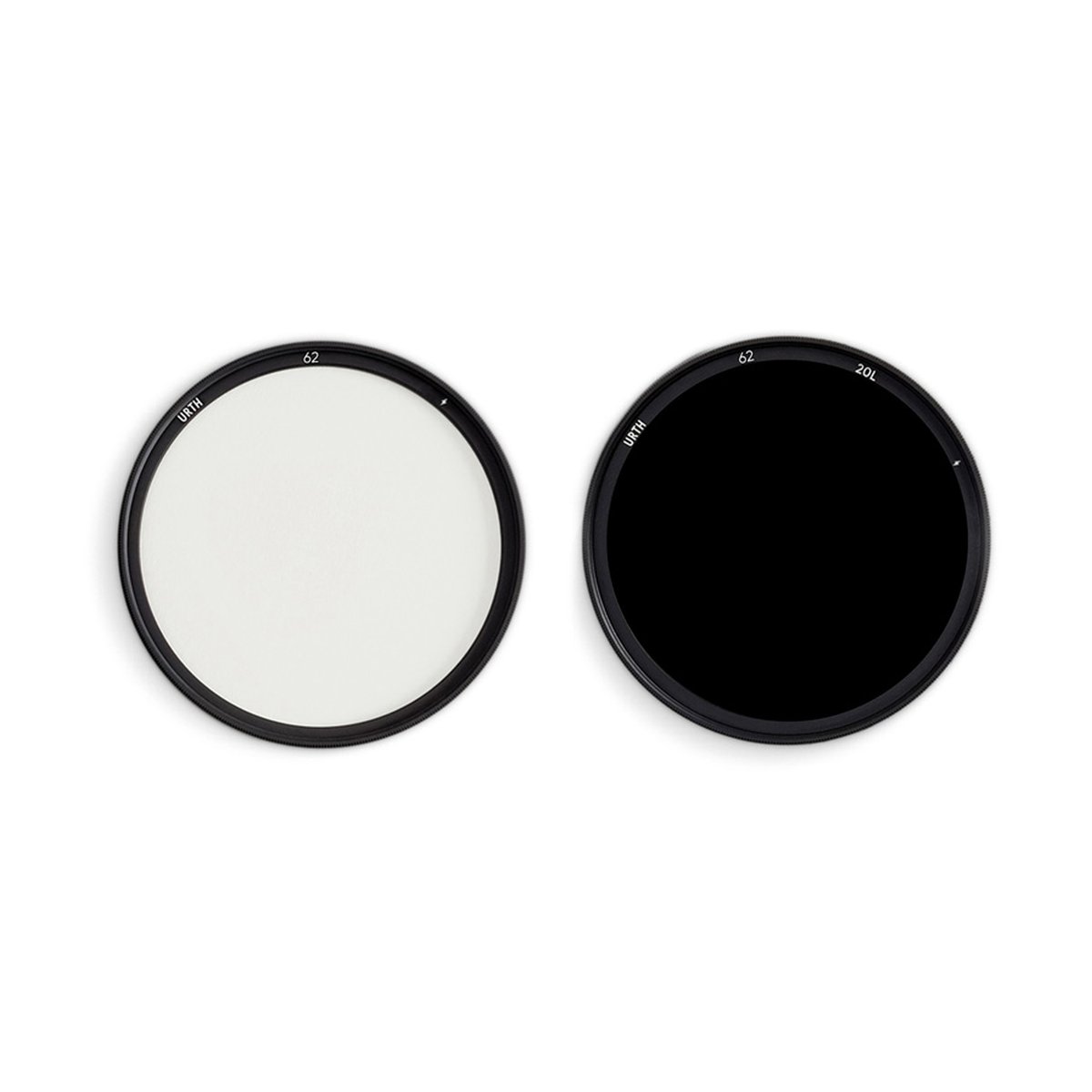 Urth 62mm Magnetic ND1000 (Plus+) - Produktansicht: Zwei Urth 62mm Kamerafilter, ein klarer und ein dunkler ND20L.
