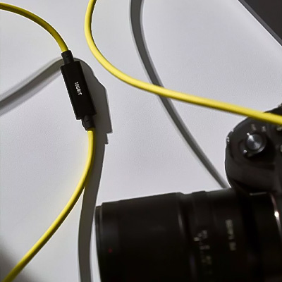 Cobra Tether Kabel im Einsatz mit Kamera – 10Gbit Gelbes Cobra Tether Kabel angeschlossen an eine Kamera mit 10 Gbit Modul