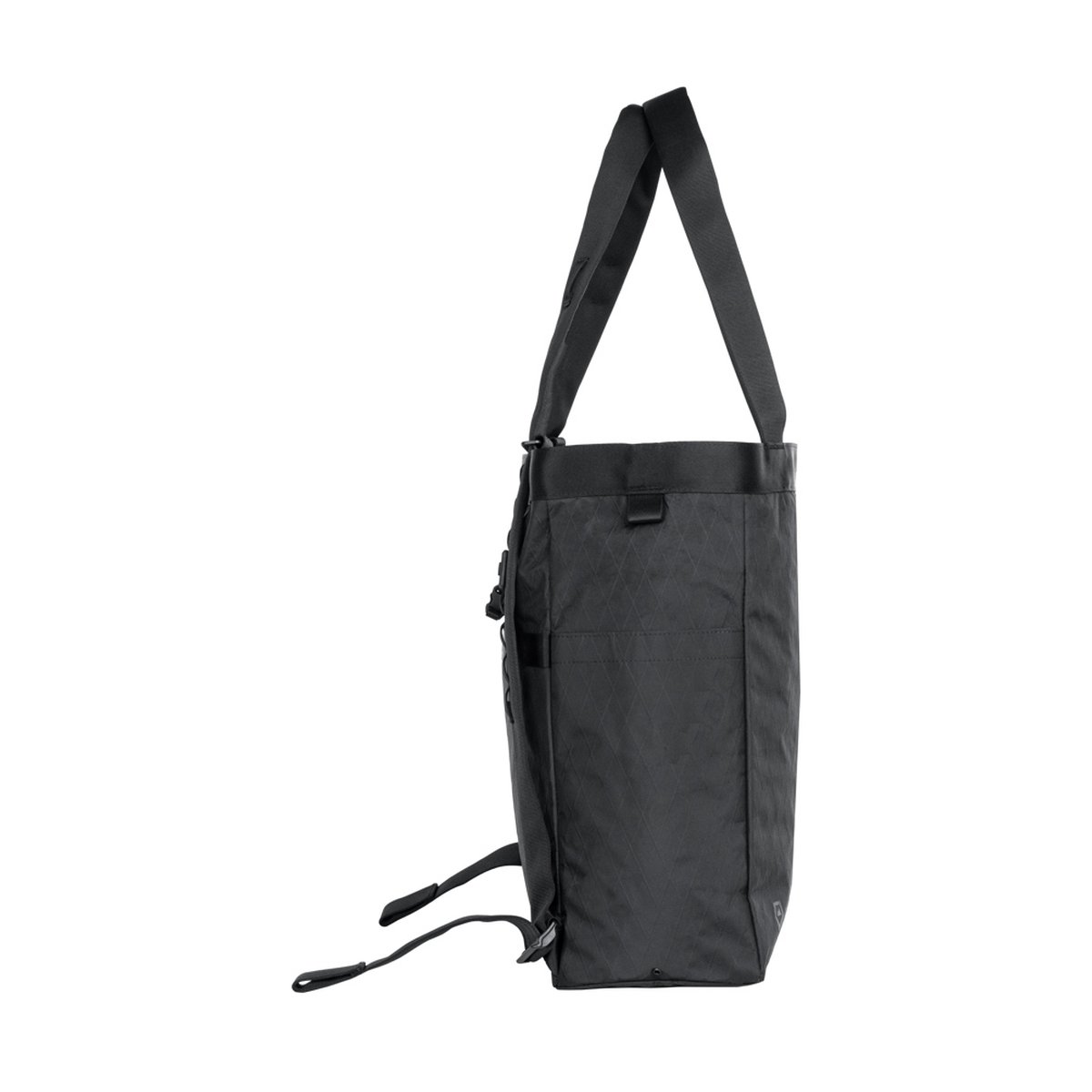 WANDRD Tote Backpack - Seitenansicht der schwarzen Tote Bag mit Rucksackriemen WANDRD Tote Backpack - Seitenansicht der schwarzen Tote Bag mit Rucksackriemen