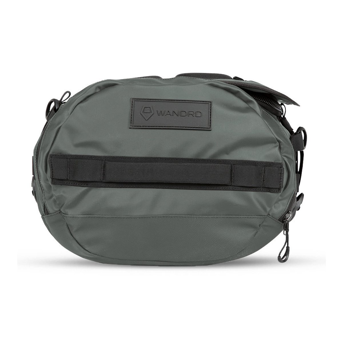 WANDRD HEXAD CARRYALL DUFFEL 40-Liter Wasatch Green - Vorderansicht der dunkelgrünen WANDRD Sling Bag mit Logo-Patch und horizontalen Riemen.