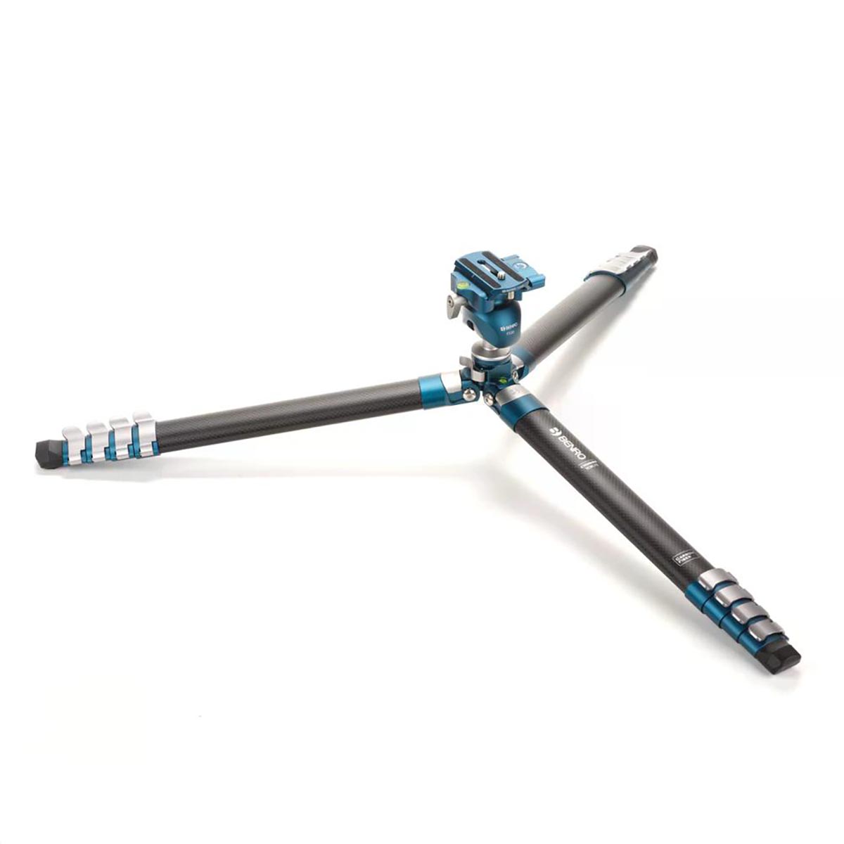 Benro Cyanbird Carbon-Stativ mit FS30-Kopf gespreizt und bodennah für Makrofotografie