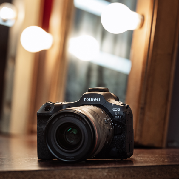 Canon EOS R5 Mark II Vollformatkamera mit RF Objektiv – Kamera für professionelle Hochzeitsfotografie