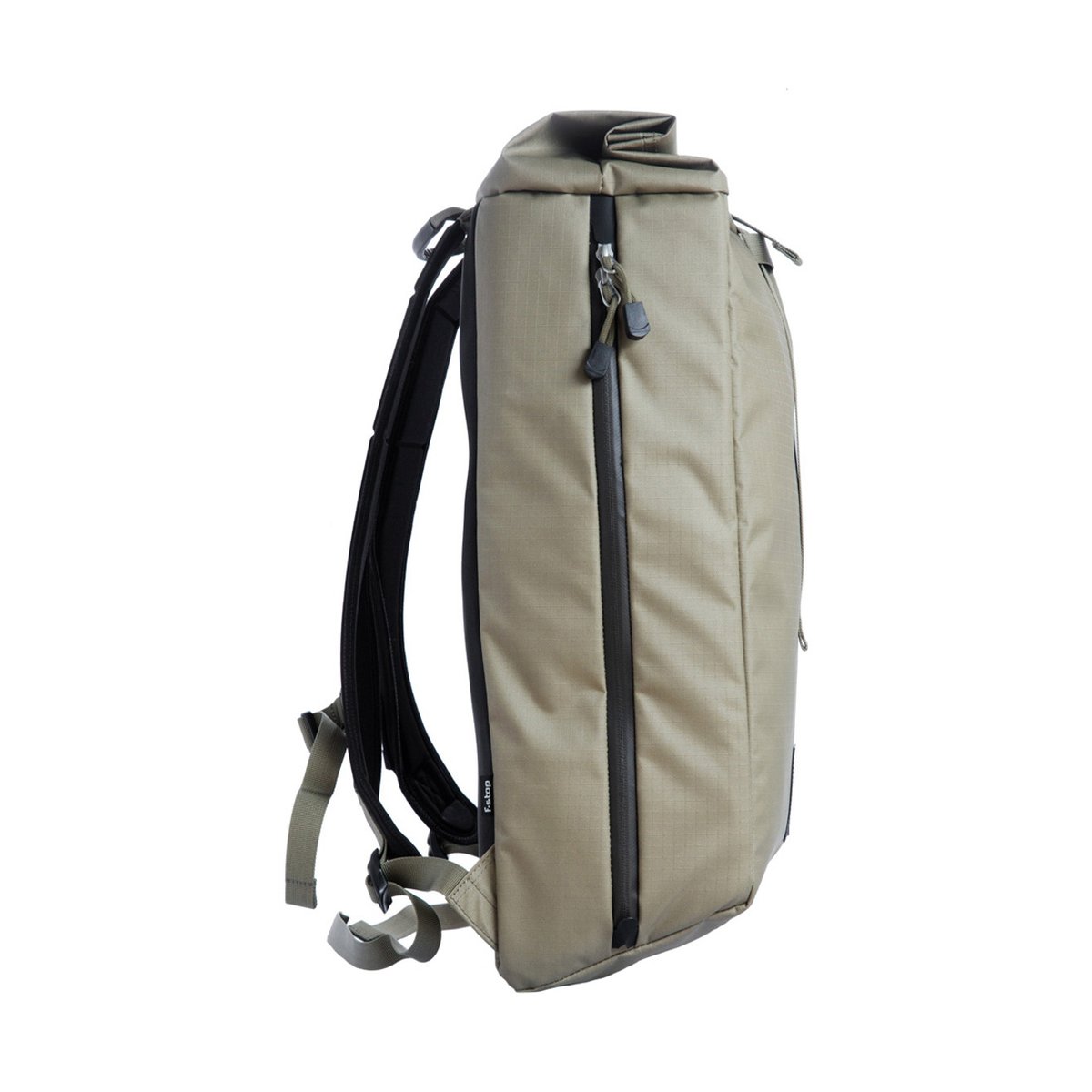 F-Stop Dalston Aloe (Olivgrün) - Seitenansicht beiger Rucksack mit schwarzem Schultergurt und vertikalem Reißverschluss.