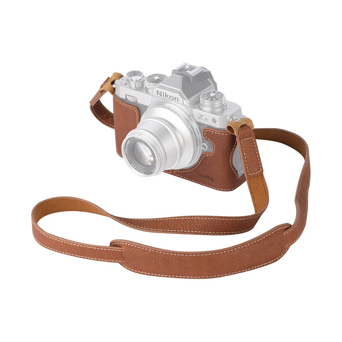 SmallRig 3481 Halbledertasche mit Schulterriemen für Nikon Z fc - Anwendungsbeispiel: Braune Lederhalbtasche und Gurt an Nikon Z fc Kamera.