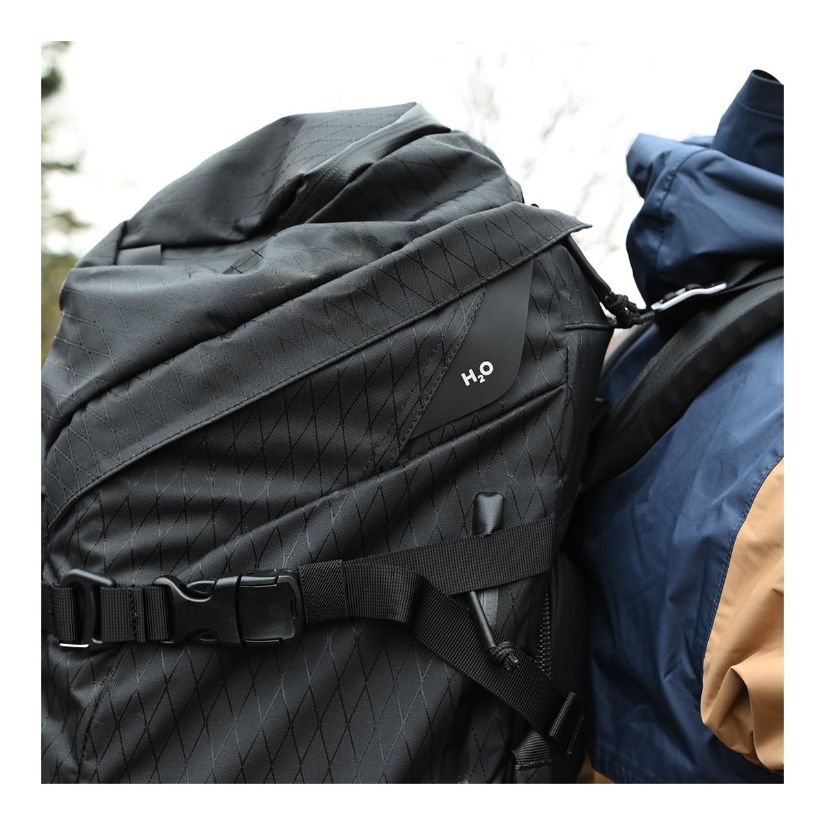 F-Stop DuraDiamond Shinn - Anthrazit - DETAILANSICHT: Schwarzer Rucksack mit Rautenmuster, H₂O-Logo und Schnalle.