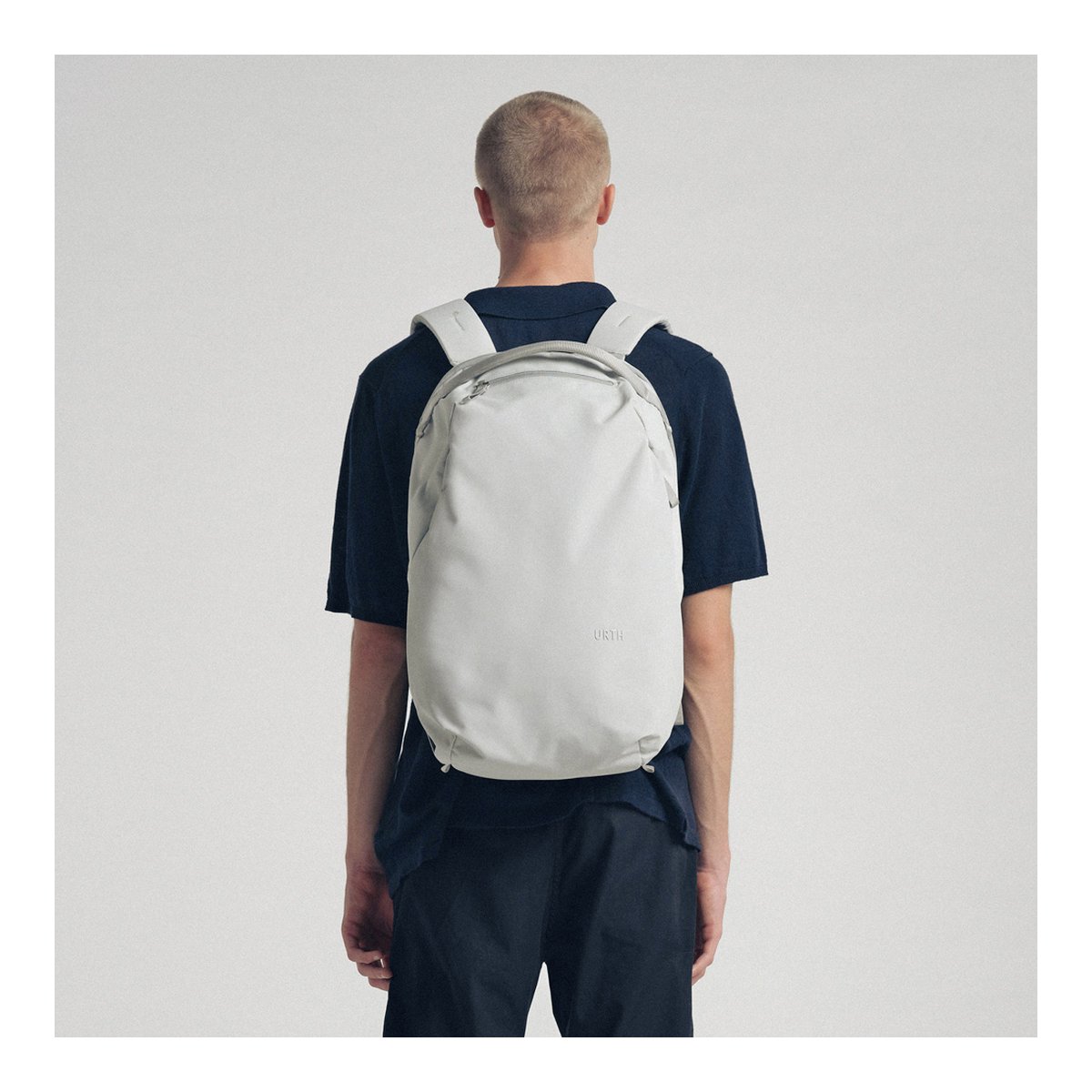 Urth Arkose 24L Rucksack (Aschgrau) - Rückansicht des Rucksacks am Model getragen