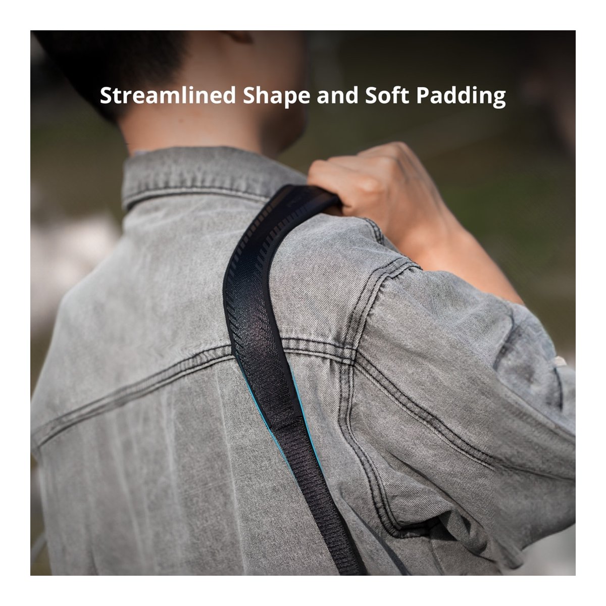 PGYTECH Camera Shoulder Strap(Dark Blue) - Anwendungsbeispiel: Gepolsterter Trageriemen über der Schulter einer Person, Rückenansicht.