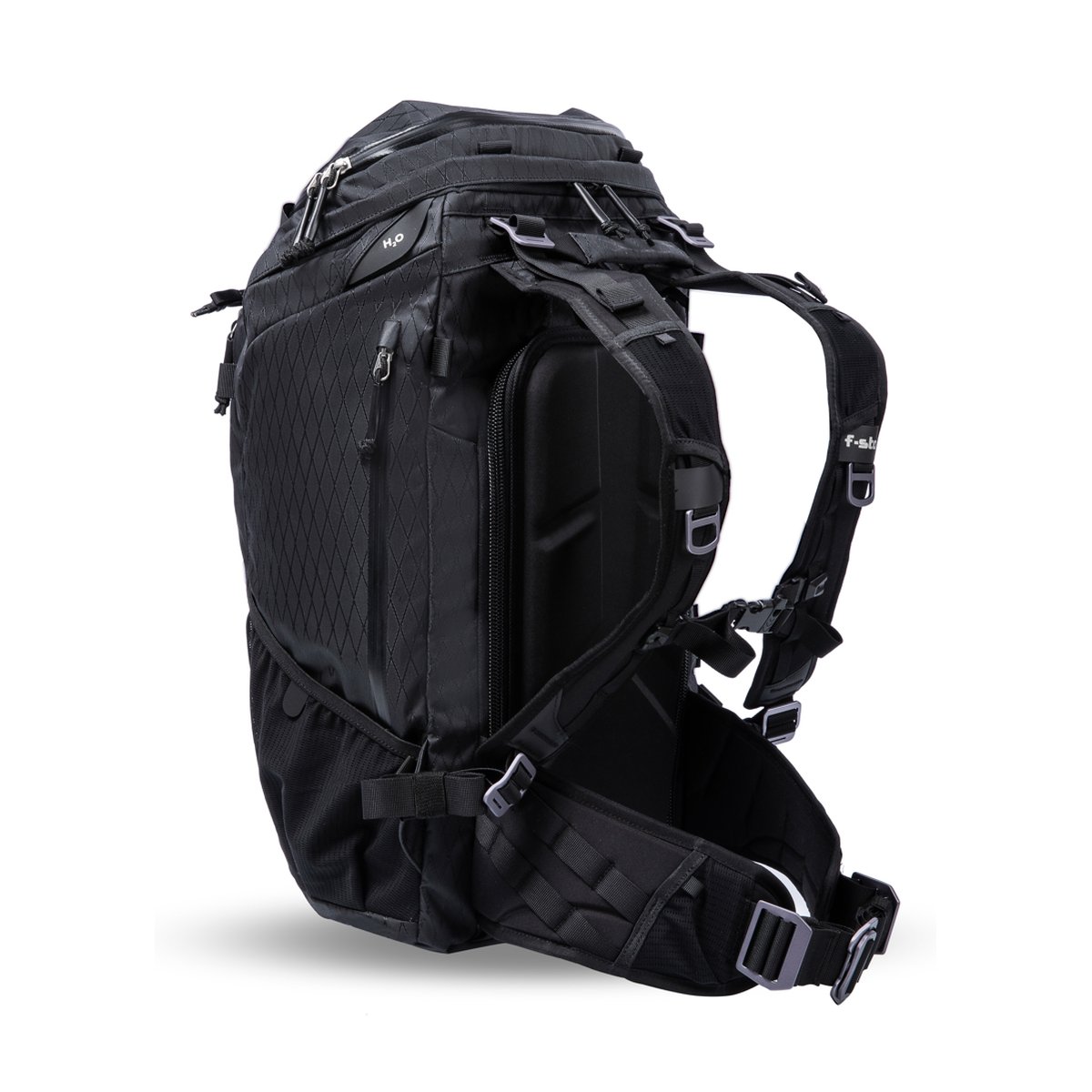F-Stop DuraDiamond Ajna - Anthrazit - Schräge Seitenansicht des schwarzen Rucksacks mit Tragesystem und Seitentaschen. F-Stop DuraDiamond Ajna - Anthrazit - Schräge Seitenansicht des schwarzen Rucksacks mit Tragesystem und Seitentaschen.