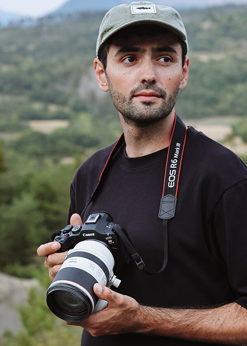 Person hält eine Canon EOS R6 Mark III mit RF Objektiv in einer natürlichen Outdoor-Umgebung.