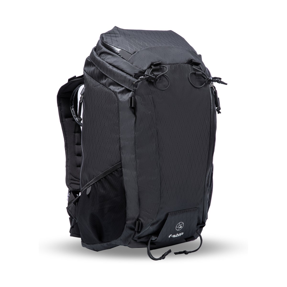 F-Stop DuraDiamond Ajna - Anthrazit - Frontansicht des schwarzen F-Stop Kamerarucksacks mit texturierter Oberfläche und seitlicher Netztasche.