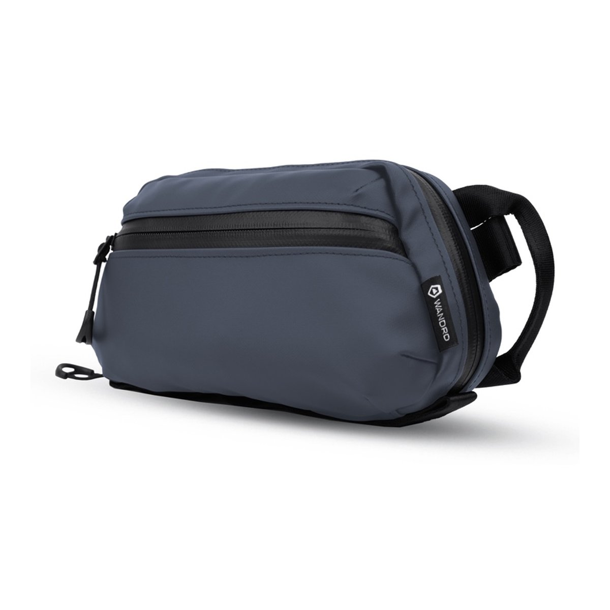WANDRD Tech Bag Medium Aegean Blue - Schräge Frontansicht der dunkelblauen Sling Bag mit WANDRD Logo