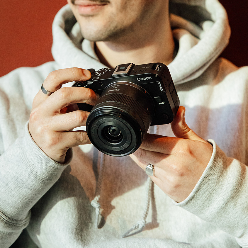 Canon EOS R50 V mit RF-S 14-30mm Power Zoom – perfekte Vlogging Lösung Canon EOS R50 V mit Canon RF-S 14-30mm PZ – ideale Vlogging Kamera für Content Creator