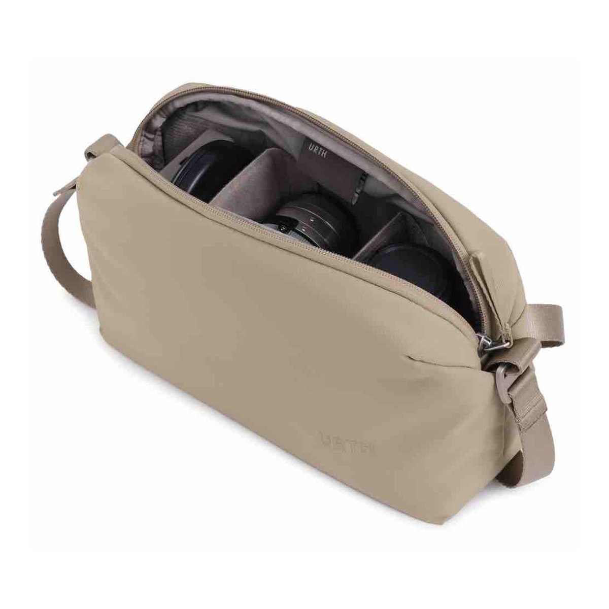 Urth Dolomite Camera Sling (Beige) - Detailansicht der geöffneten, beigefarbenen Kameratasche mit Inneneinteilung und Zubehör