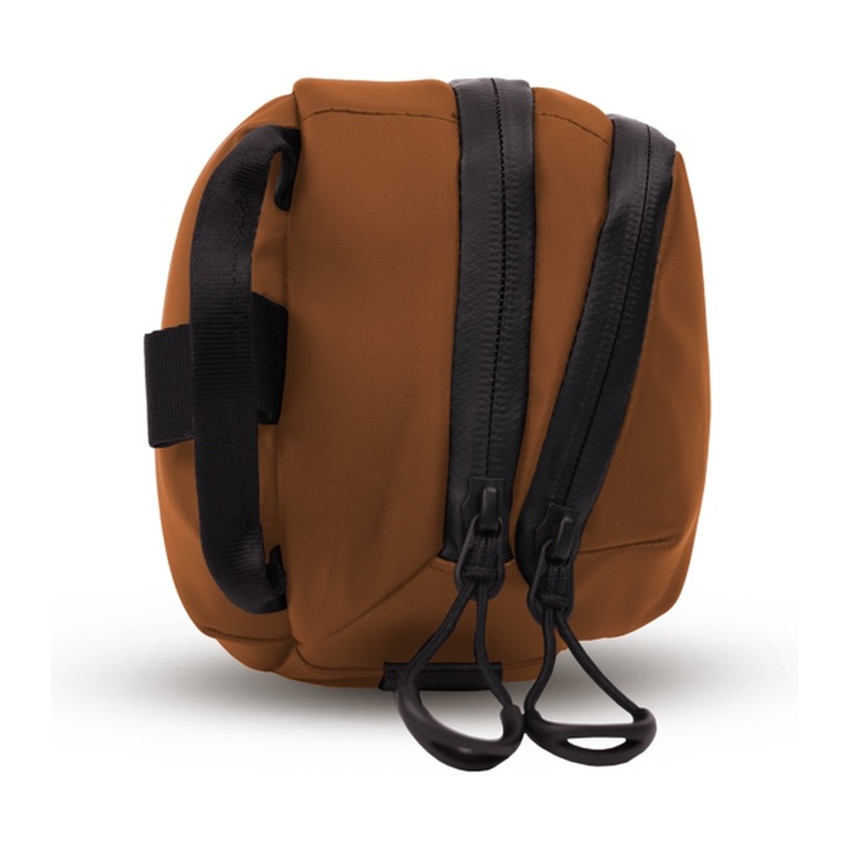 WANDRD Tech Bag Large Sedona Orange - Seitenansicht der braunen Tasche mit zwei Reißverschlüssen und schwarzer Trageschlaufe.